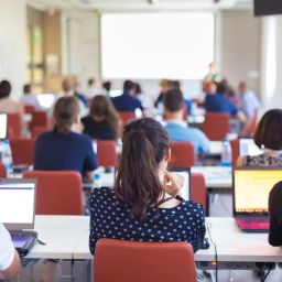 Demissões de um lado, novas vagas de emprego em TI do outro, e falta de profissionais para preencher as vagas!